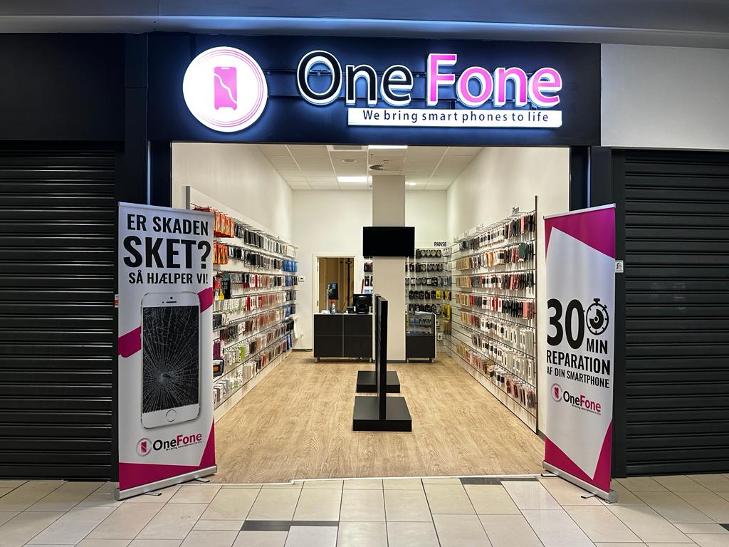 Facaden til OneFone Hjørring. Butikken ligger velplaceret i Metropol Shoppingcenter.