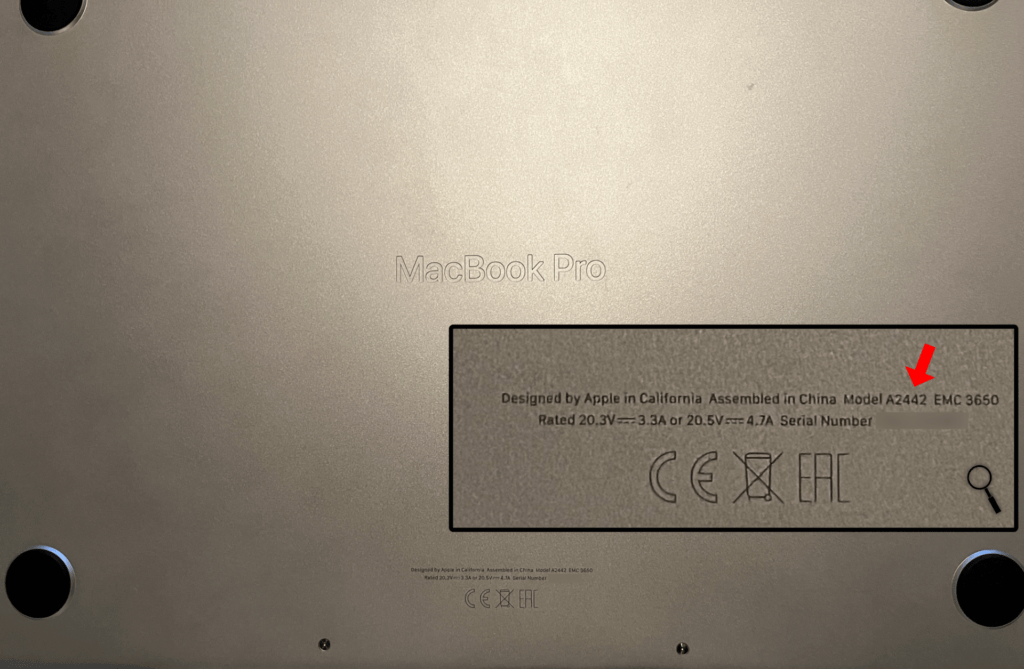 Billede af bagsiden på en Mac, hvor man finder modellen.