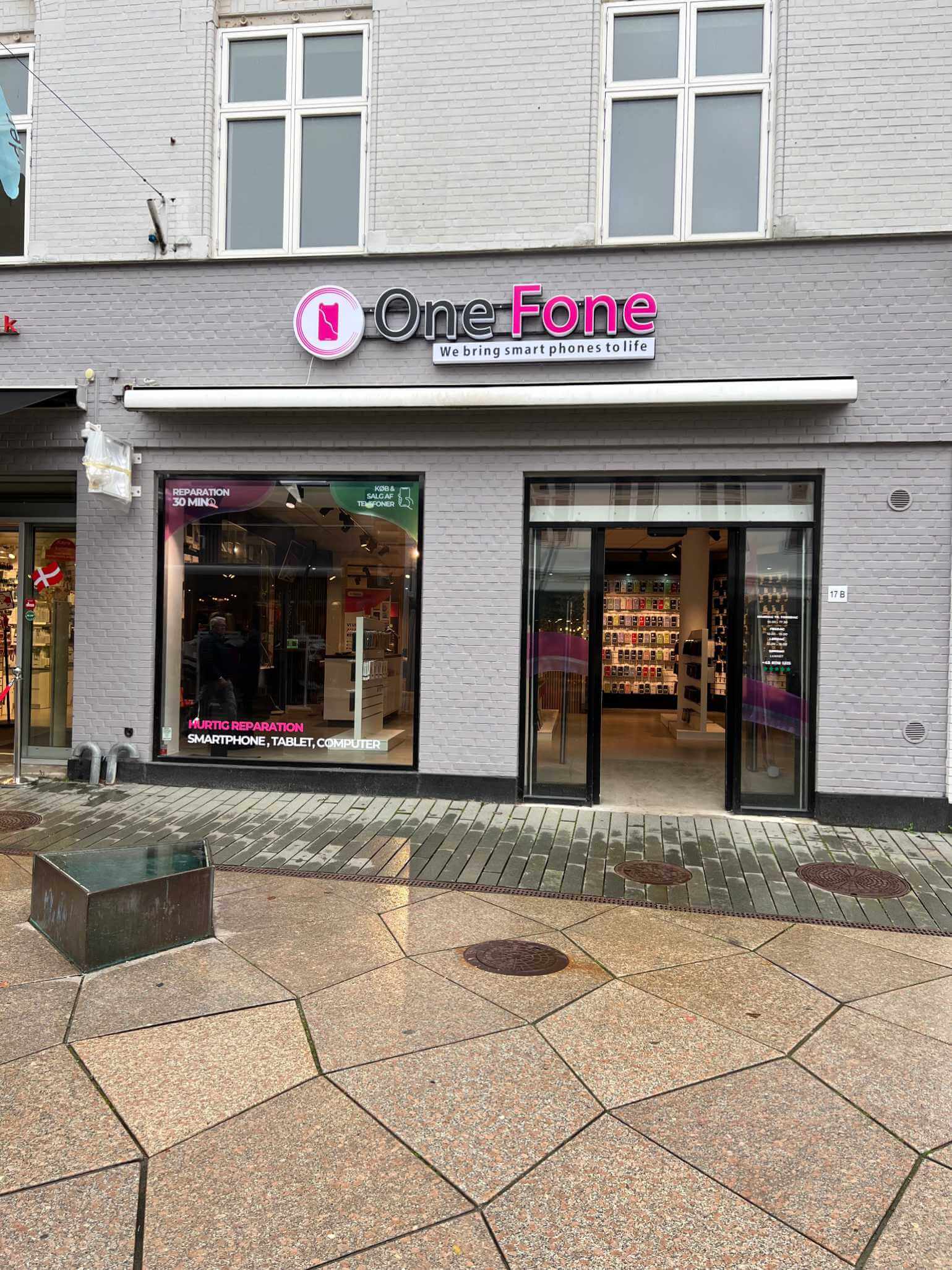 OneFone ligger helt i midten af byen i Vejles gågade.