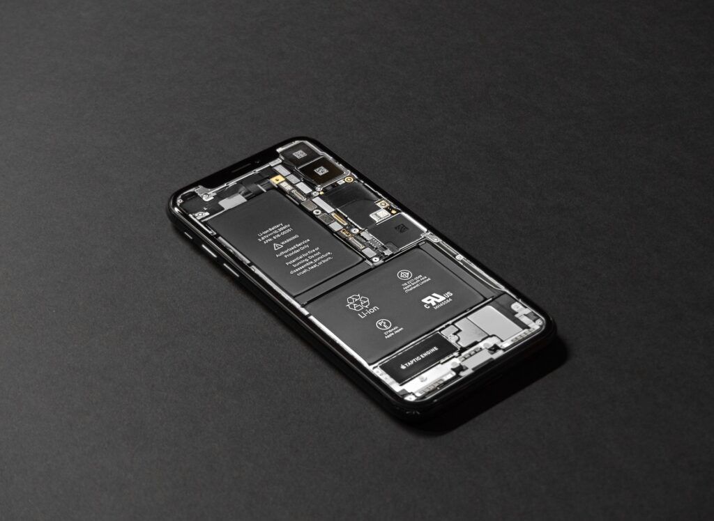 iPhone med batteri, chip osv. synlig.